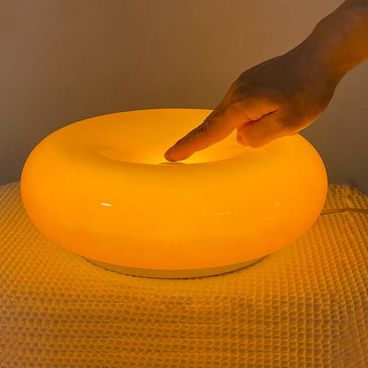 Rund vägglampa i orange glas med mjukt varmt LED-ljus