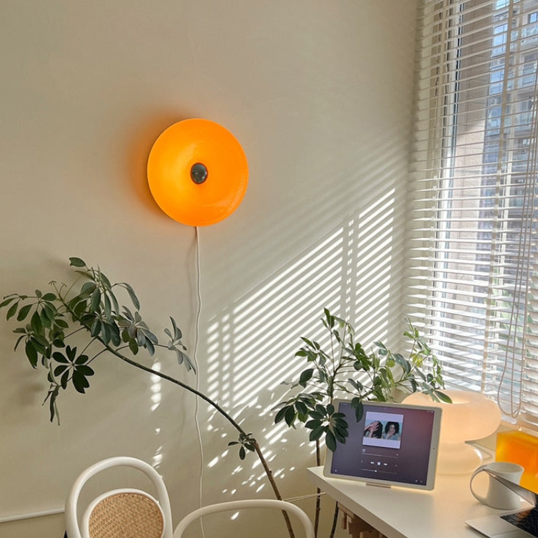 Vägglampa i glas som dimbar stämningsbelysning på kvällen