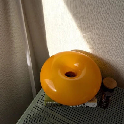 Vägglampa i glas med skandinavisk minimalistisk form