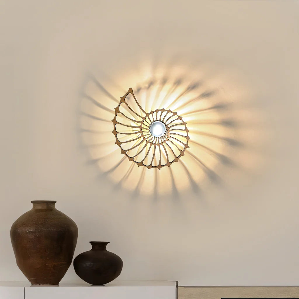 Vägglampa med snäckdesign i tre storlekar för olika väggar
