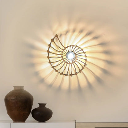 Detalj av polerad guldyta på dekorativ LED-vägglampa